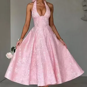 Elegante vestido largo rosa con cuello halter, textura jacquard y falda evasé.
