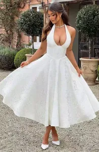 Detalle del elegante vestido blanco tipo halter con escote en V profundo y jacquard