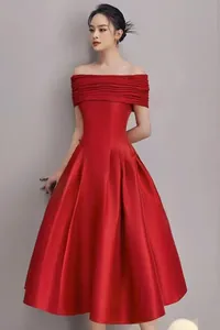Elegante rode off-the-shoulder avondjurk met een geplisseerd lijfje en wijde rok