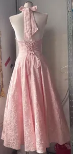 Detalle de la espalda del vestido halter rosa con cordones y diseño jacquard floral