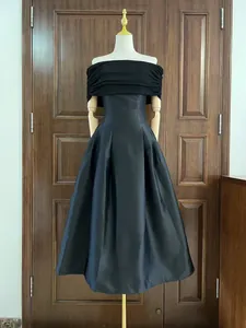 Elegante zwarte off-the-shoulder avondjurk in Franse Hepburn-stijl met wijde rok