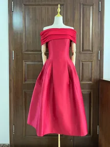Elegante rode midi-avondjurk met blote schouders en een volumineuze geplooide rok stijl