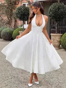 Elegante vestido blanco de fiesta con cuello halter y una falda acampanada tipo línea A