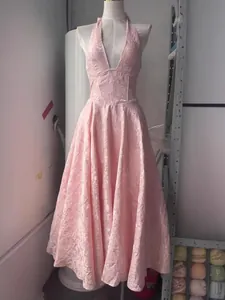 Elegante vestido largo rosa con cuello halter en V y jacquard de flores