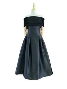 Elegante zwarte galajurk met blote schouders en een wijde rok in klassieke Hepburn-stijl