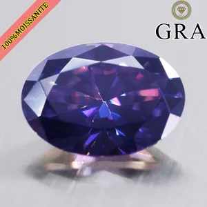 Primer plano de moissanita púrpura imperial de 5ct corte ovalado con logo GRA
