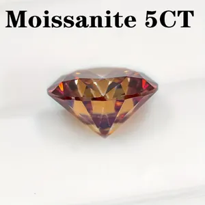 Detail van een 5 karaat rondgeslepen granaatrode moissanite losse edelsteen