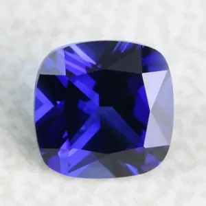 Gros plan macro d'un saphir bleu profond de culture de synthèse en taille coussin
