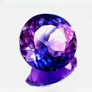 Nahaufnahme eines rund geschliffenen lila und blauen Saphir-Edelsteins mit Reflexion