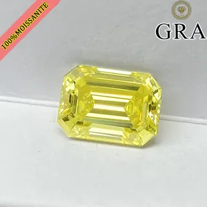 Κοντινό πλάνο 1ct κίτρινου moissanite σε κοπή σμαραγδιού με πιστοποίηση GRA