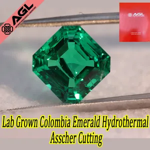 Dettaglio macro di uno smeraldo colombiano coltivato in laboratorio con taglio Asscher