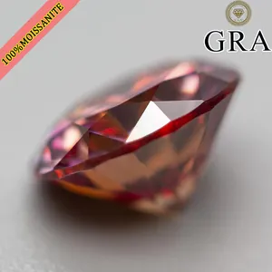 Détail macro d'une moissanite rouge de 5ct avec une taille brillant ronde précise