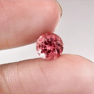 Primer plano de un zafiro Padparadscha rosa naranja brillante de corte redondo