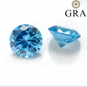 Primer plano de una moissanita color aguamarina redonda de 5 ct con tallas brillantes
