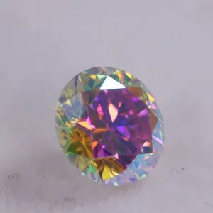 Vue macro d'une pierre moissanite ronde de 1ct avec un feu arc-en-ciel AB éclatant.