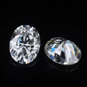 Detailweergave van twee briljante D-kleur VVS ovaal geslepen moissanite losse stenen