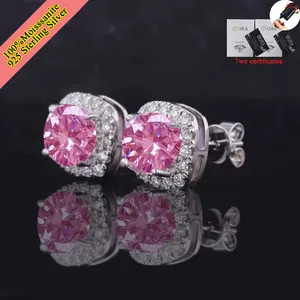 Primer plano de pendientes cuadrados de moissanita rosa en plata de ley S925 maciza