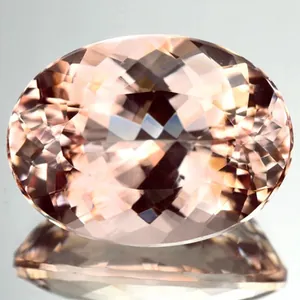 Makroansicht von oval geschnittenem Morganit orange Korund Edelstein mit Schliff