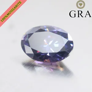 Primer plano que muestra el brillo de una piedra de moissanita púrpura imperial de 5ct