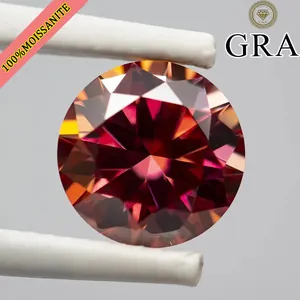 Vue macro d'une pierre moissanite rouge de 5ct taille ronde avec certif GRA