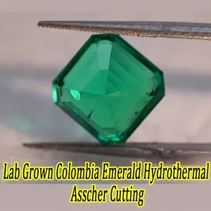 Vista dettagliata di uno smeraldo colombiano idrotermale con taglio Asscher preciso.