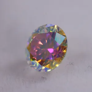 Gros plan macro d'une pierre gemme moissanite multicolore de 1ct taillée en rond.
