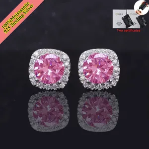 Primer plano de pendientes de moissanita rosa con halo cuadrado en plata de ley