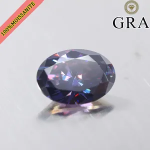 Detalle macro de gema de moissanita púrpura imperial de 5ct con corte ovalado