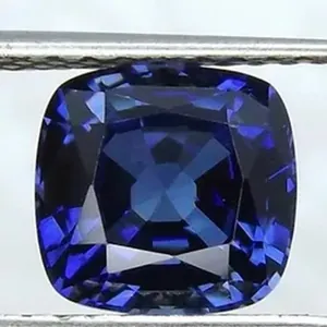 Vue macro d'un saphir bleu de synthèse taille coussin, pierre précieuse non montée