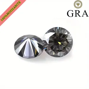 Macrodetail van twee grijze ronde briljant geslepen losse moissanite edelstenen 10 karaat.