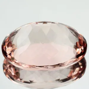 Makroansicht eines oval geschliffenen rosa-orangen Morganit-Edelsteins für Schmuck