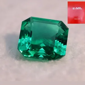 Primo piano delle facette di uno smeraldo colombiano coltivato in laboratorio con taglio Asscher