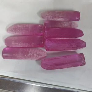 Makroansicht von rohen rosa Korundkristallen für die Schmuckherstellung