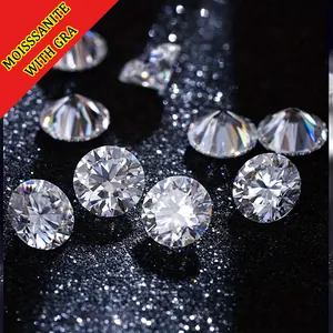 Macro-opname van ronde Moissanite-stenen met gedetailleerd hearts and arrows slijpsel