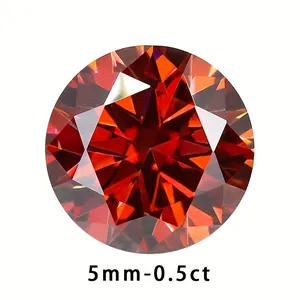 Gedetailleerde close-up van 5 mm 0,5 ct ronde granaatrode moissaniet losse edelsteen