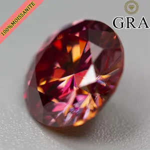 Vue macro détaillée d'une moissanite rouge de 5ct 11mm, taille ronde, avec label GRA