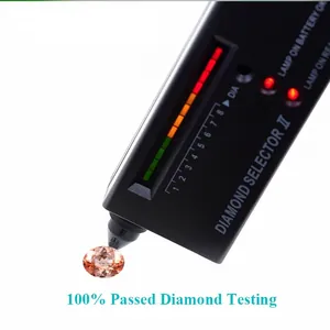 Detailansicht eines orangefarbenen Korunds, der einen Diamanttest erfolgreich besteht.