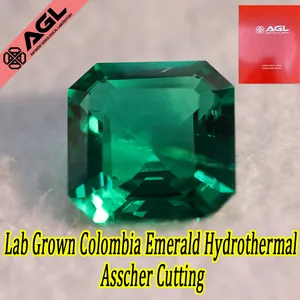 Dettaglio smeraldo colombiano sintetico idrotermale con taglio Asscher