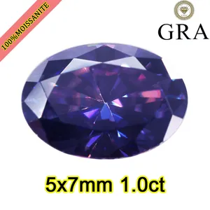 Detalle macro de moissanita de 1,0 ct color púrpura imperial corte óvalo con GRA