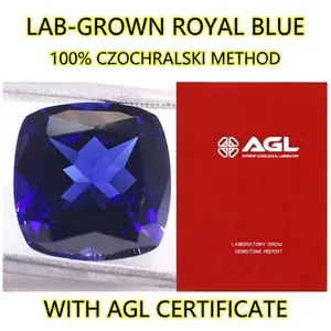 Gros plan d'un saphir bleu de synthèse taille coussin avec certificat AGL détaillé