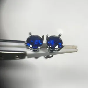 Blaue synthetische Korund-Ohrstecker in klassischer Vier-Krallen-Fassung aus Silber