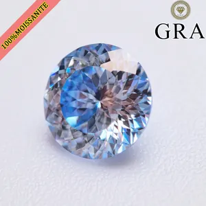 Κοντινό πλάνο μπλε moissanite με κοπή εκατό εδρών και το πιστοποιημένο λογότυπο GRA