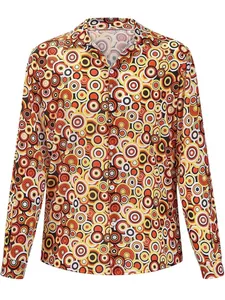 Vista detallada de camisa de hombre disco años 70 con estampado retro de círculos