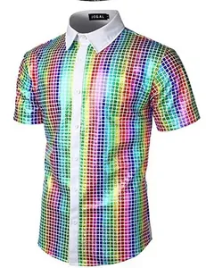Dettaglio delle paillettes quadrate colorate sulla camicia da festa disco anni '70