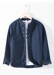 Détail d'une chemise en lin bleu marine avec col mao et détails de boutons chinois