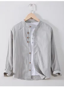 Détail d'une chemise en lin gris clair pour homme avec col mao et boutons traditionnels