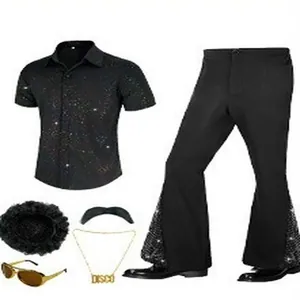 Vista detallada del conjunto de disfraz disco de los 70 para hombre con camisa y peluca