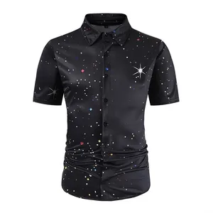 Detalle del estampado de estrellas galaxia en camisa disco retro negra para hombre