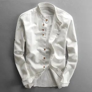 Chemise blanche en lin pour hommes avec col montant et détails de boutons chic