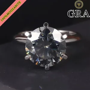 Macro-opname van een 10-karaats grijze rondgeslepen moissaniet ring met GRA-certificaat